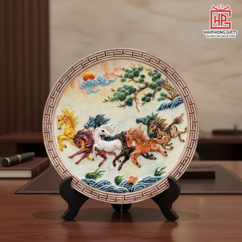 Đĩa cảnh được chế tác từ gốm sứ cao cấp, trải qua nhiều công đoạn thủ công tỉ mỉ từ tạo hình, đắp họa tiết