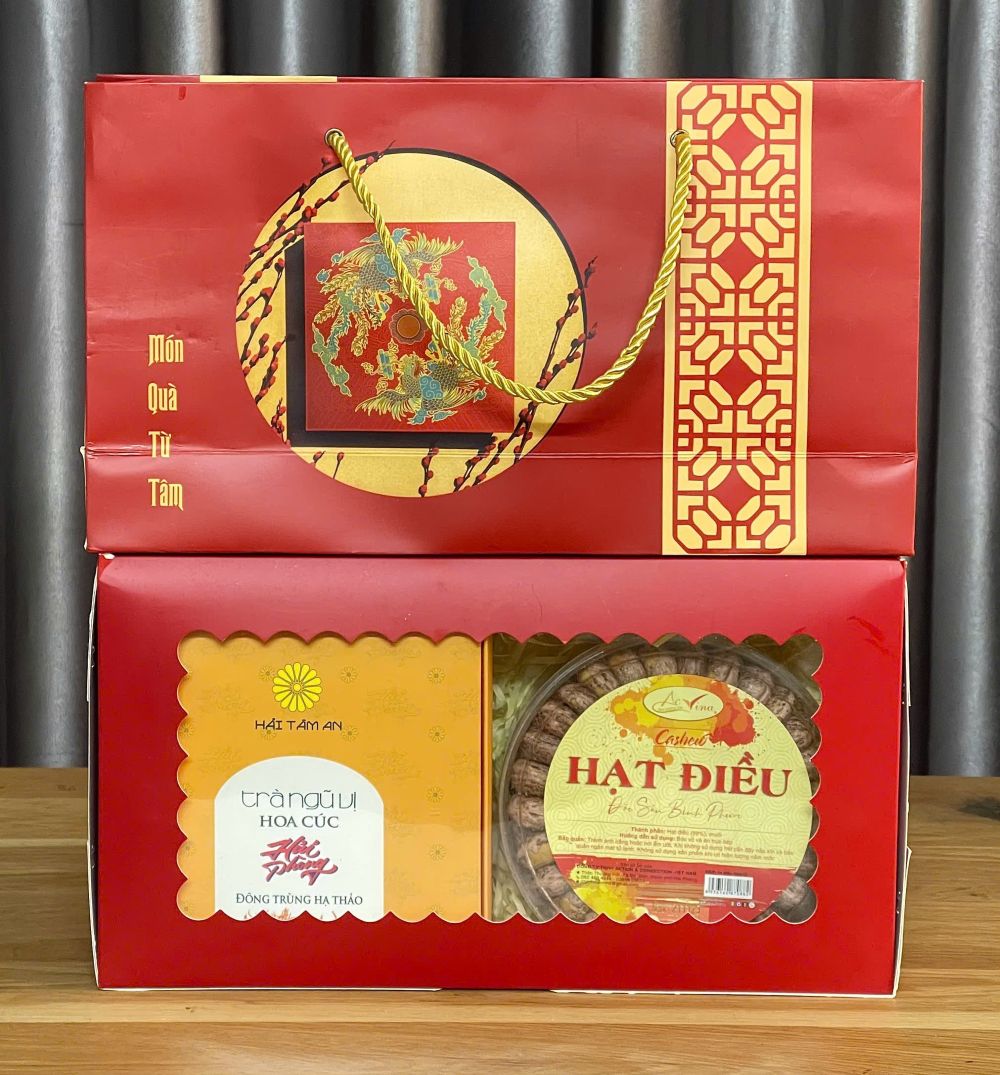 Hộp Quà Tết Hải Phòng HP2030526 nổi bật với tông đỏ truyền thống, họa tiết hoa văn tinh tế