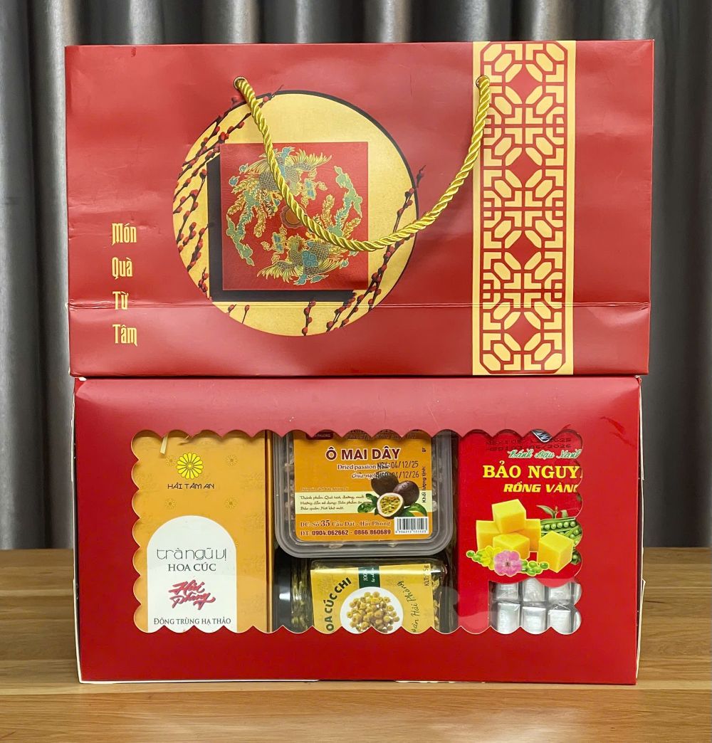 Hộp quà tết Hải Phòng HP2031026 được thiết kế với tông đỏ – vàng chủ đạo, biểu trưng cho may mắn, phú quý