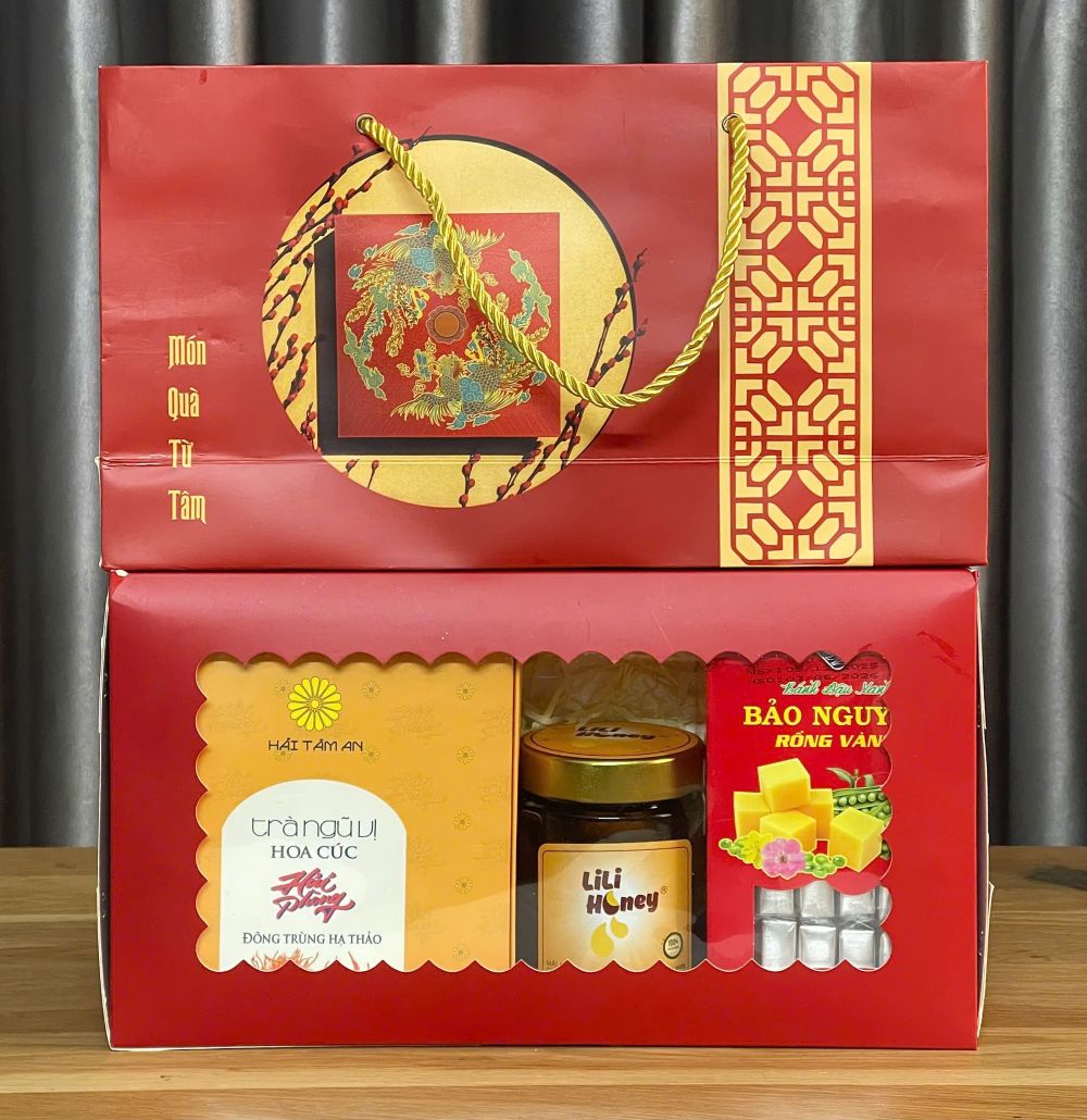 HỘP QUÀ TẾT HẢI PHÒNG HP2033526 quà sử dụng tông đỏ truyền thống, họa tiết hoa văn mang hơi thở Tết cổ truyền