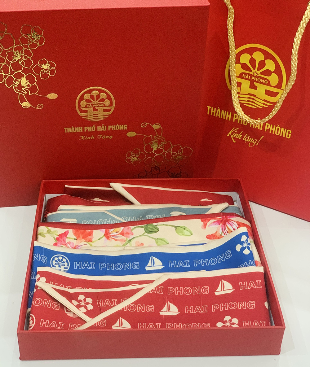 Khăn lụa – biểu tượng của sự thanh lịch