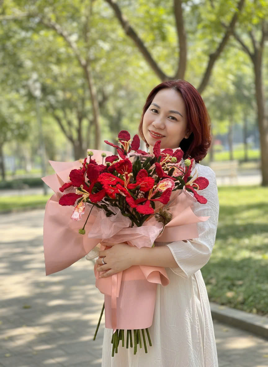 Màu được pha theo tông đỏ phượng chuẩn, rực rỡ nhưng không gắt, tái hiện đúng hình ảnh hoa phượng mỗi mùa hè