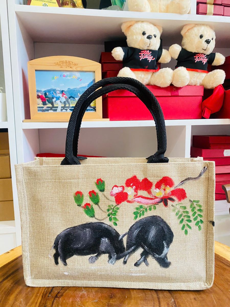 Chiếc túi có thể dùng đi làm, đi chơi, đi học, dạo phố hoặc đi du lịch