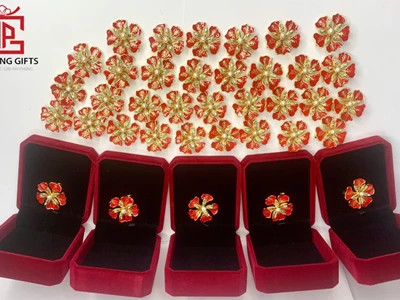 Hoa cài áo hoa phượng sang trọng, tinh tế tại Quà Tặng Hải Phòng