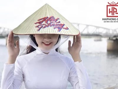 Áo Dài Hoa Phượng Hải Phòng Kết Hợp Nón Lá – Chào Xuân 2025 Rực Rỡ