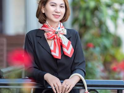 Nhớ Về Người Con Gái Hải Phòng – Vẻ Đẹp Dịu Dàng Trong Khăn Lụa, Túi Đay