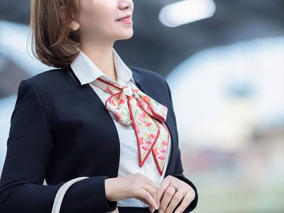 Tinh Tế Mùa Thu: Khăn Lụa Hải Phòng In Logo Hoa Phượng Đặc Trưng