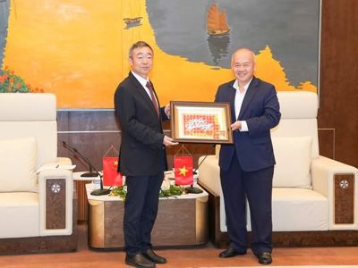 Vinh Dự Tác Phẩm Tranh Thêu Len Nổi Hoa Phượng – Được Lựa Chọn Trong Sự Kiện Đối Ngoại Quan Trọng Của Thành Phố